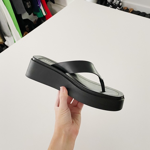 Cushionaire Shoes Cushionaire Pippin Faux Leather Platform Thong Sandals In Black Nwot